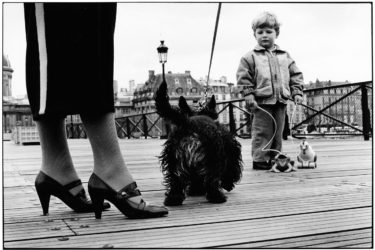 Elliott Erwitt Paris 1989 © Elliott Erwitt / Magnum Photos, courtesy OstLicht Gallery